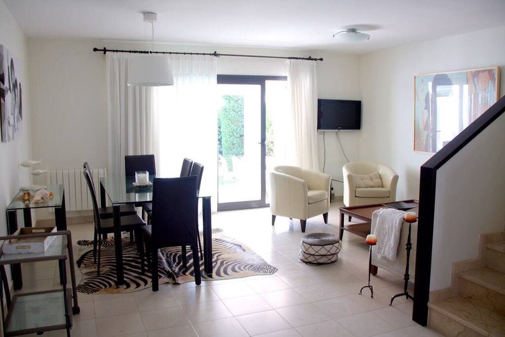 Amplio salón-comedor en la planta baja con acceso a la terraza