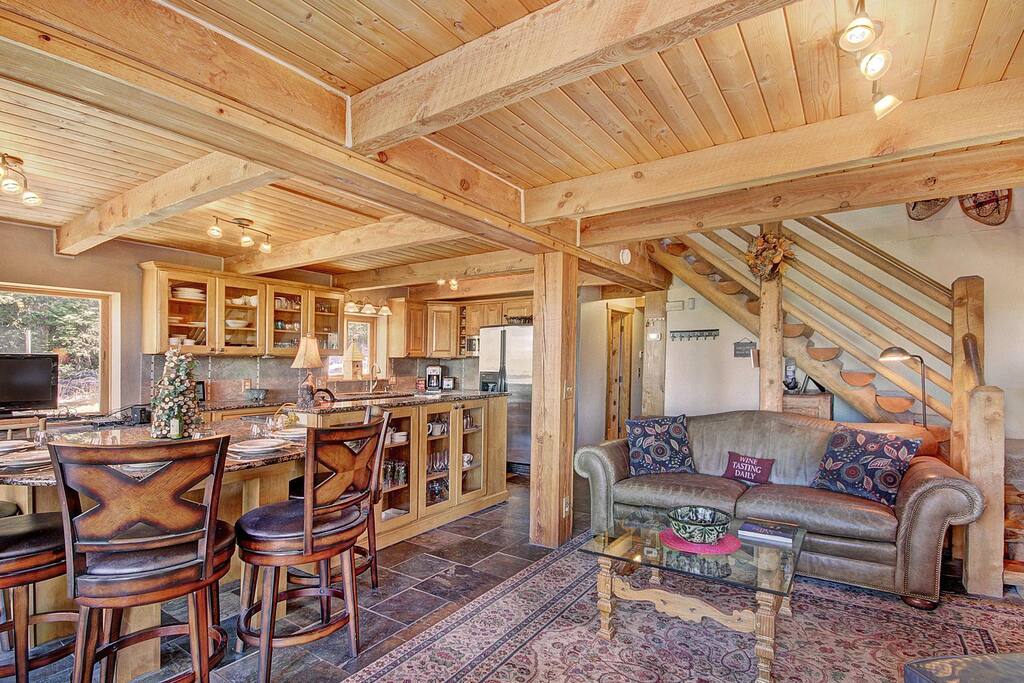 Cozy wood cabin!
