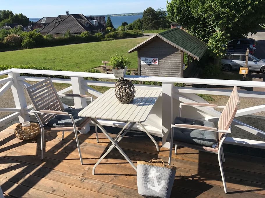 Balkon mit Fördeblick, Eßtisch und Sonnenliege