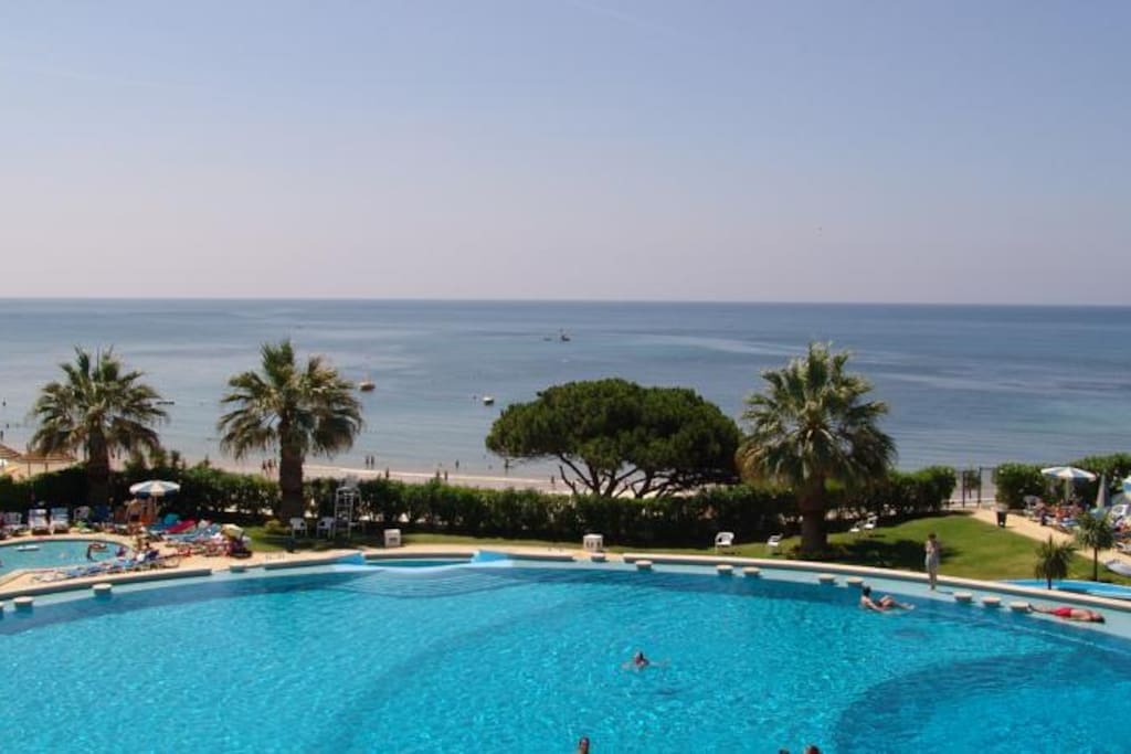 Vista sobre a piscina e praia