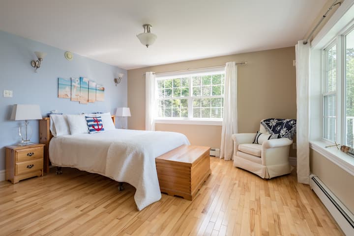 Despierta con el amanecer y los pájaros cantando a través de las ventanas del dormitorio principal orientadas al este.