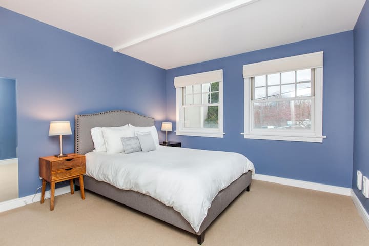 Bedroom 2 with Queen-size bed