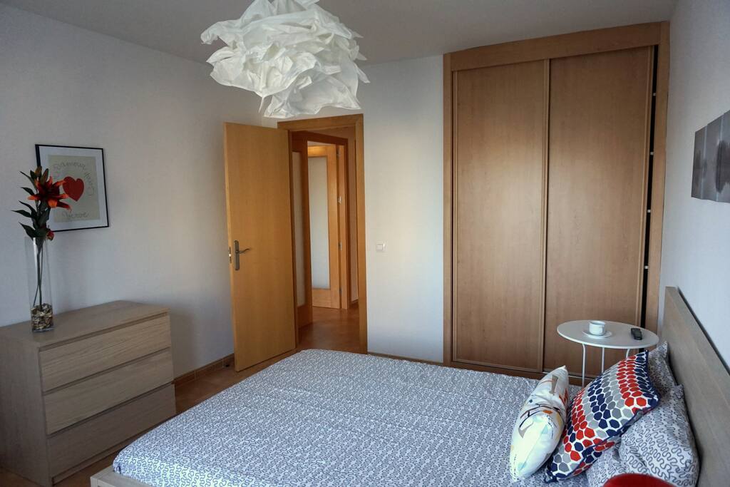 Dormitorio, detalle del armario empotrado y la cómoda.