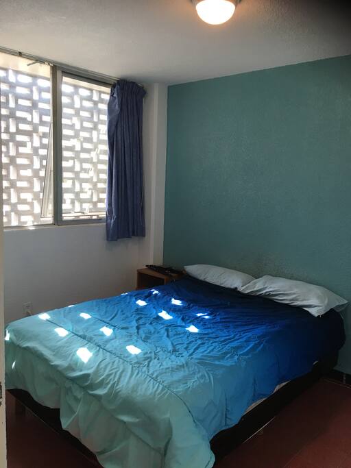 Recámara con cama matrimonial