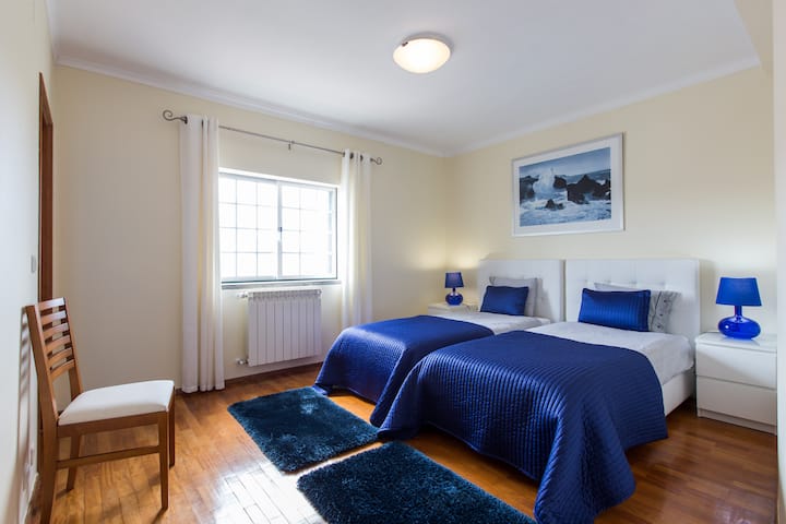 Dhomë gjumi Nº3 në katin e sipërm me 2 krevate tekë (dyshek 90 cm x 2m) me banjë private  