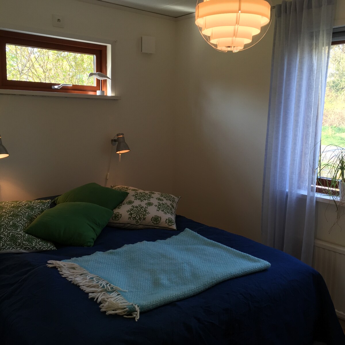 Საძინებელი 1. ორადგილიანი საწოლი.