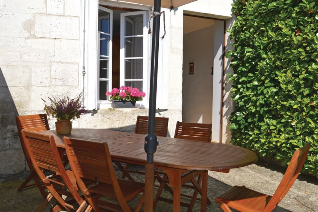 Grande terrasse avec vue sur le jardin et la forêt