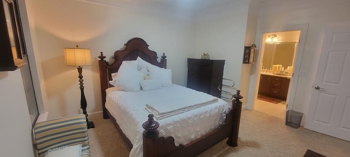 เตียงควีนไซส์ในห้องนอน