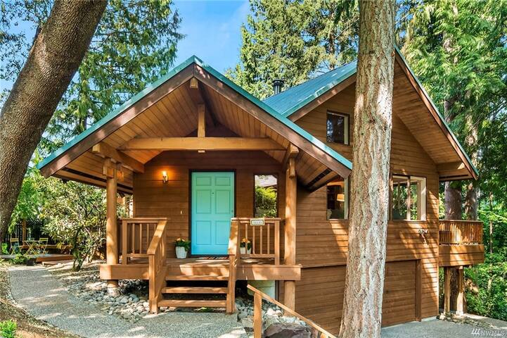 Spacious Cabin with HotTub,Sauna,AC,Loft,King Bed gallery image 2
