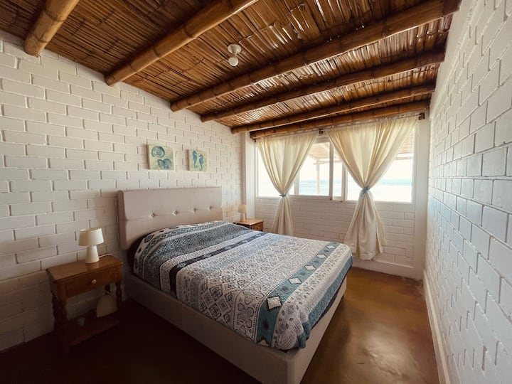 Izba s výhľadom na more a veľká manželská posteľ