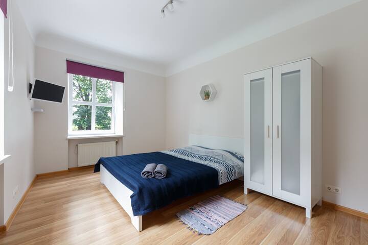 (A) NEW bright studio near the park in the Center