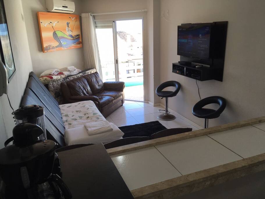 Sala com Smart-TV sony 42'', Net HD com pacote 5 estrelas, Wi-Fi com 10 mega, Bicama com cama auxiliar, sofá e cortinas com blecaute para quem gosta daquele escurinho, seja para ver um filme ou para dormir até mais tarde!