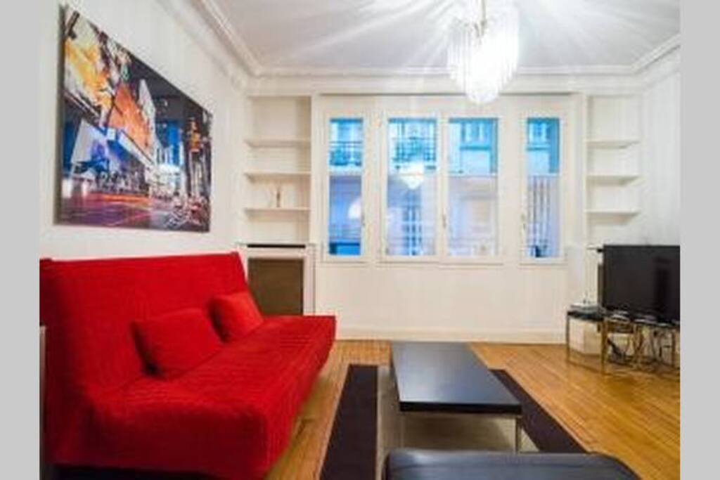 NICE SITTING ROOM WITH INTERNET AND TV