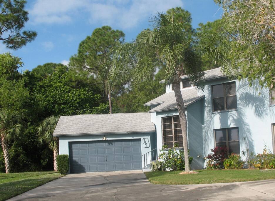 End unit 2-story townhouse in a quiet neighborhood