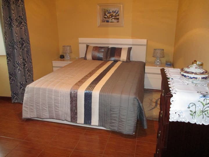 Dormitorio principal con cama tamaño queen
