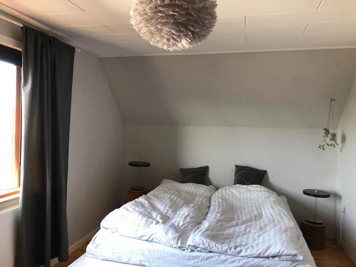 חדר שינה ראשי - מיטה בגודל 180 ס"מ