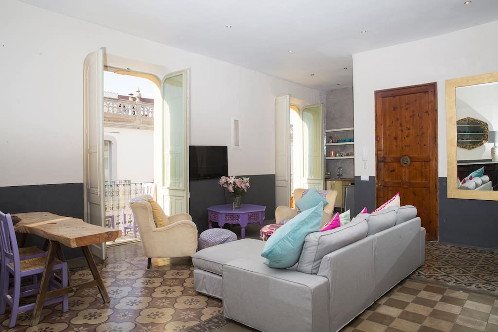 High ceilings, Original tiles, Balconies with views of the harbour.