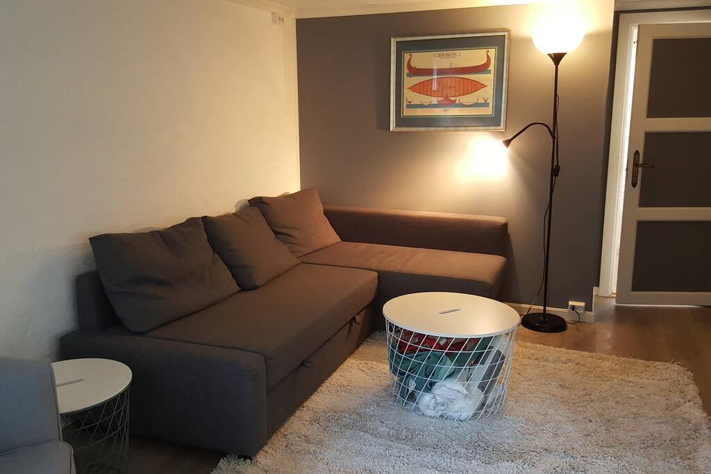 Large comfortable new furniture in living room. 46" TV and basic cable inluded. Pull-out bed with room for an adult or a couple of kids. Wireless included. /// Nye møbler i stua. 46 tommers TV med grunnpakke kabel-TV. Trådløst internett inkludert.