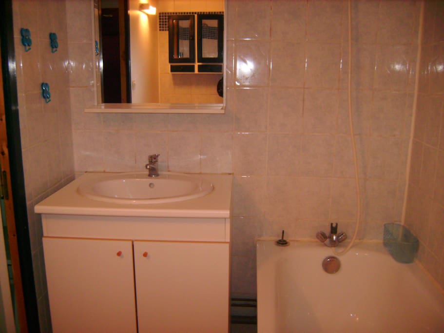 salle de bains avec baignoire, lavabo, WC