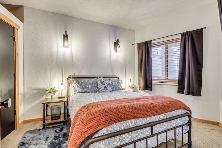 Enjoy this BRAND NEW queen size memory foam mattress with comfortable linens