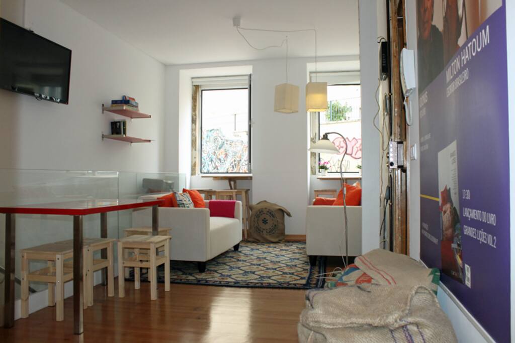 Ground lounge: relax and make plans