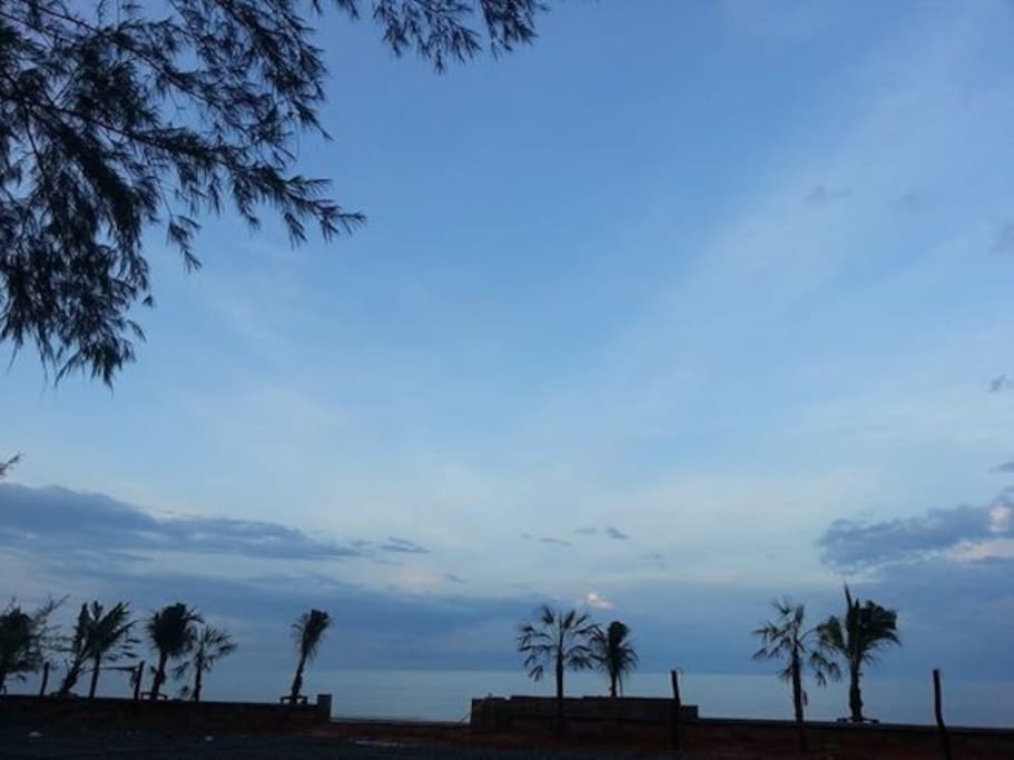 sea is in front of room