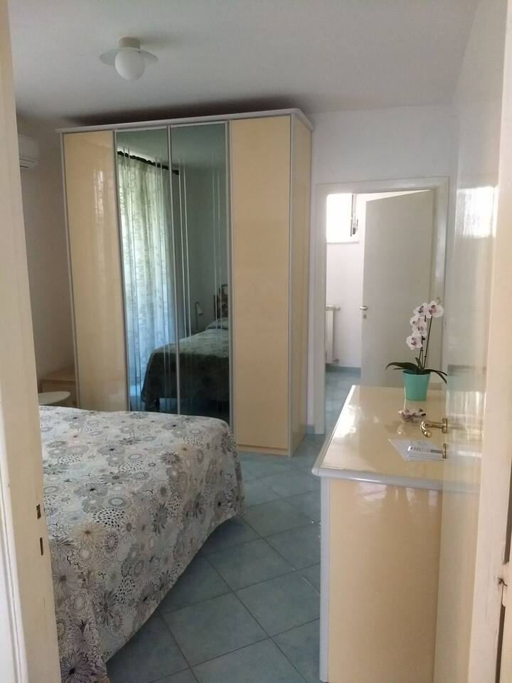 двойна спалня с друга стая в долната част