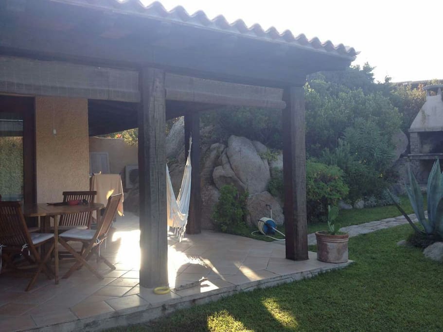 Veranda coperta con cucina all'aperto e area relax