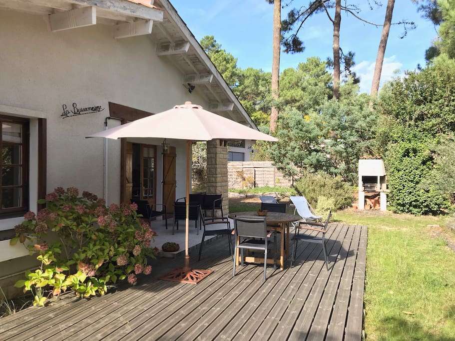 Terrasse sur le devant de la maison