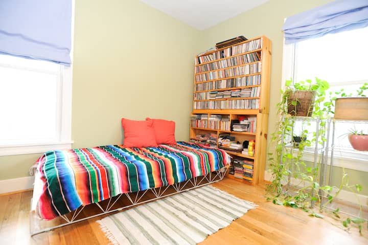 חדר שינה נוסף עם מיטה זוגית.