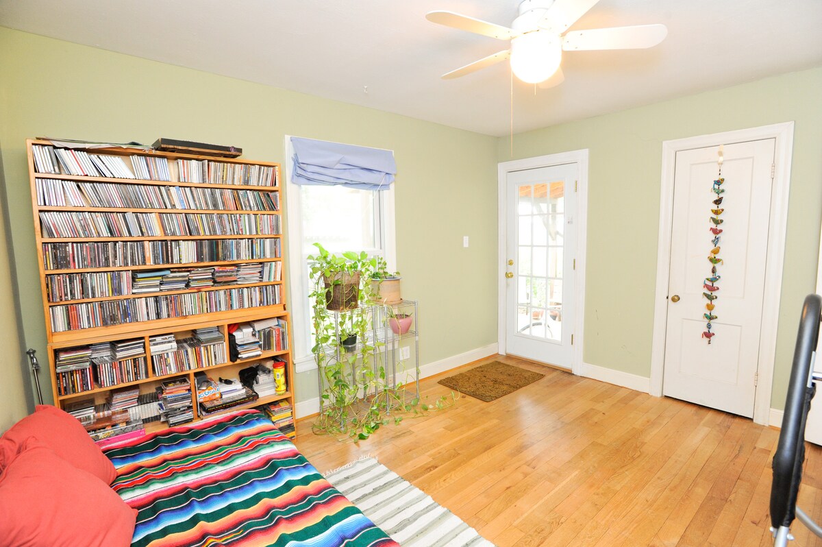 Cute, Cozy Central Austin Bungalow w/ Yard & Deck