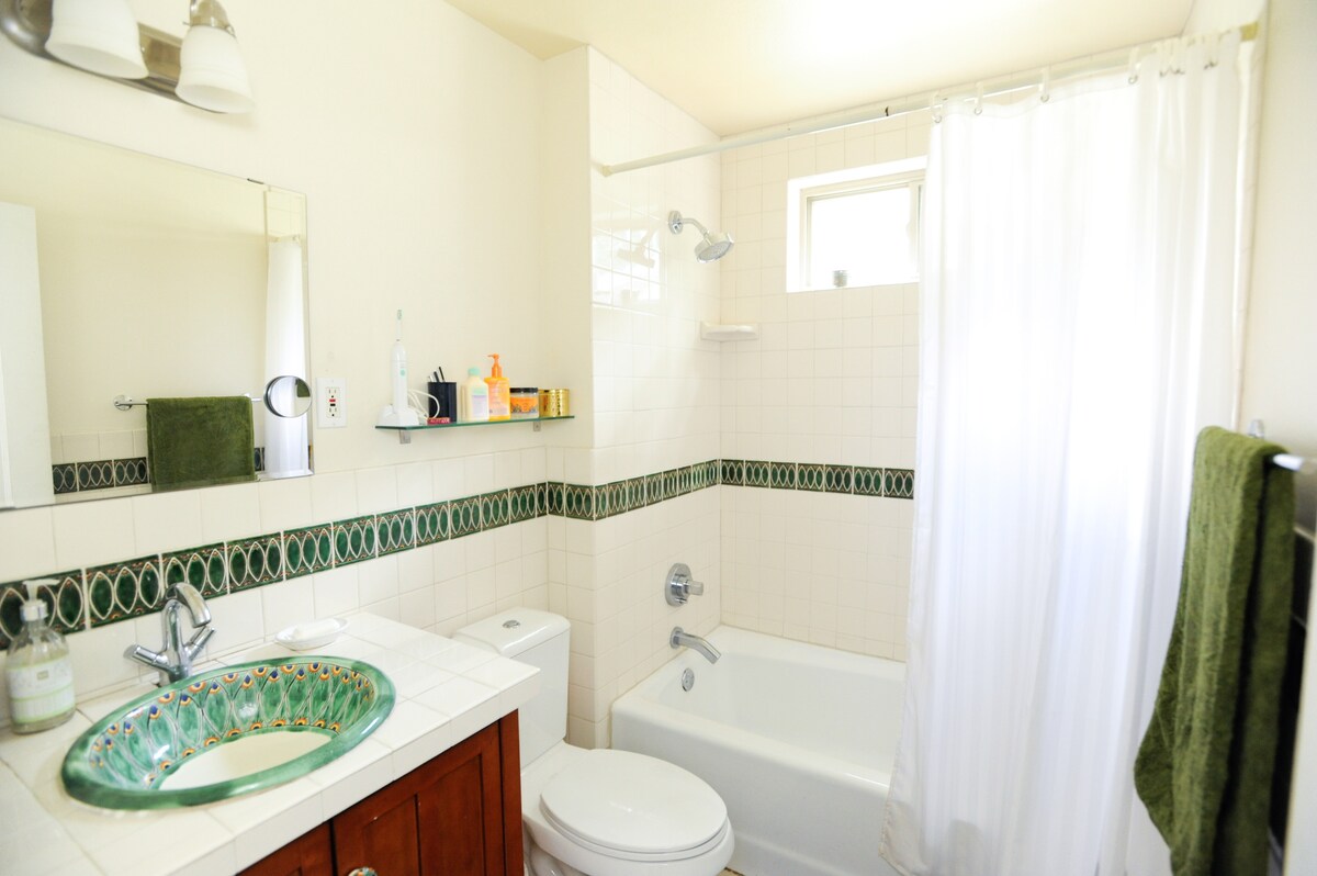 Cute, Cozy Central Austin Bungalow w/ Yard & Deck