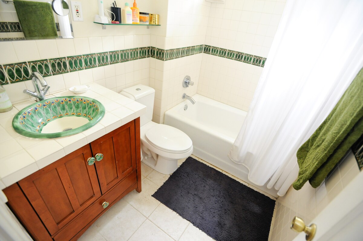 Cute, Cozy Central Austin Bungalow w/ Yard & Deck
