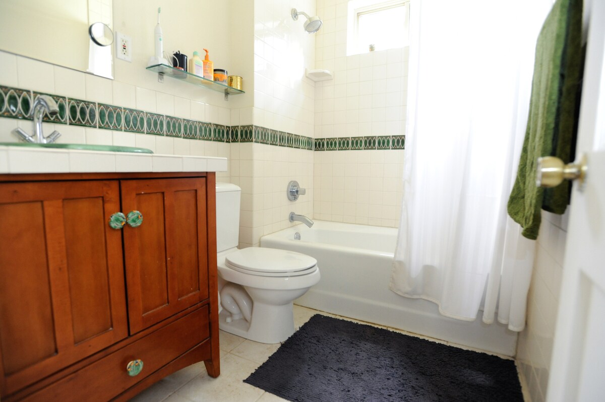 Cute, Cozy Central Austin Bungalow w/ Yard & Deck