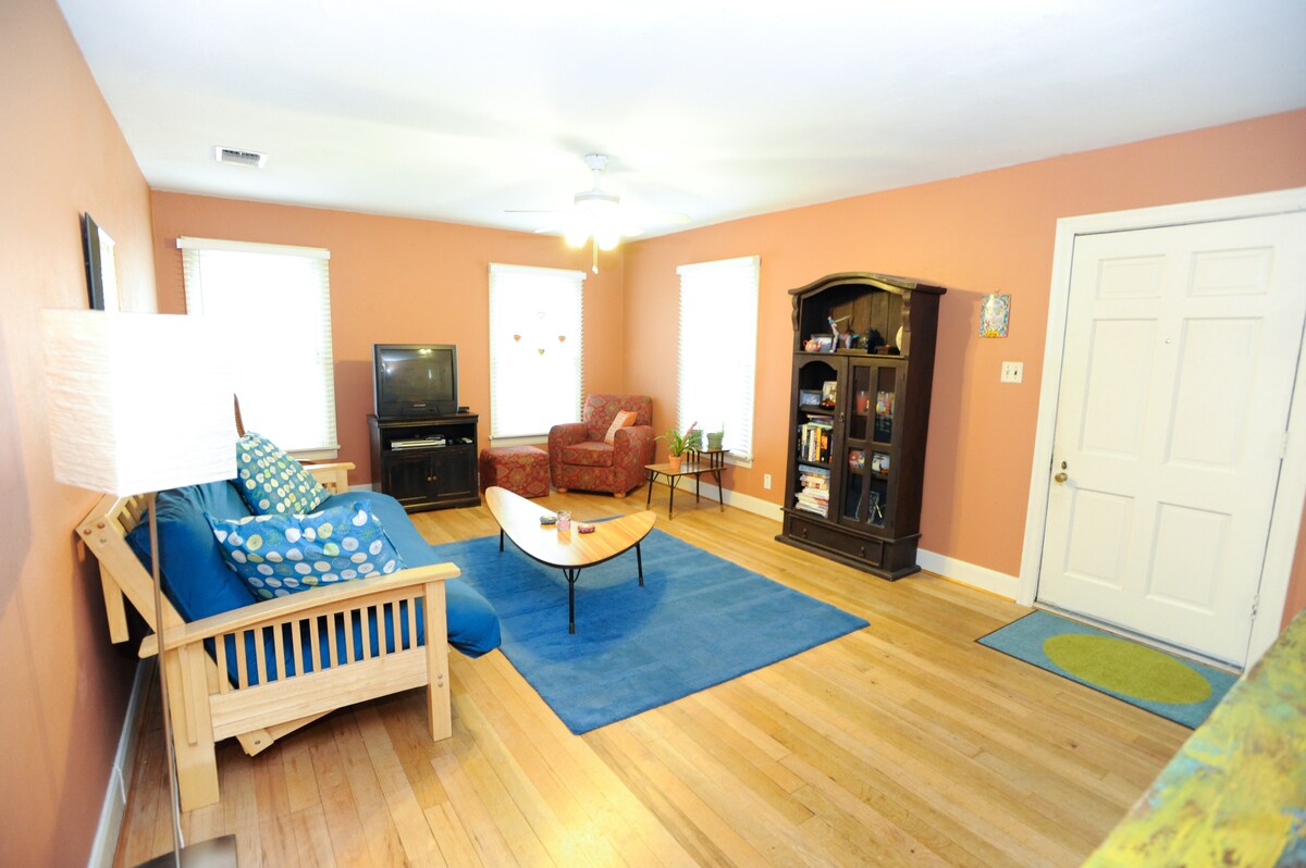 Cute, Cozy Central Austin Bungalow w/ Yard & Deck