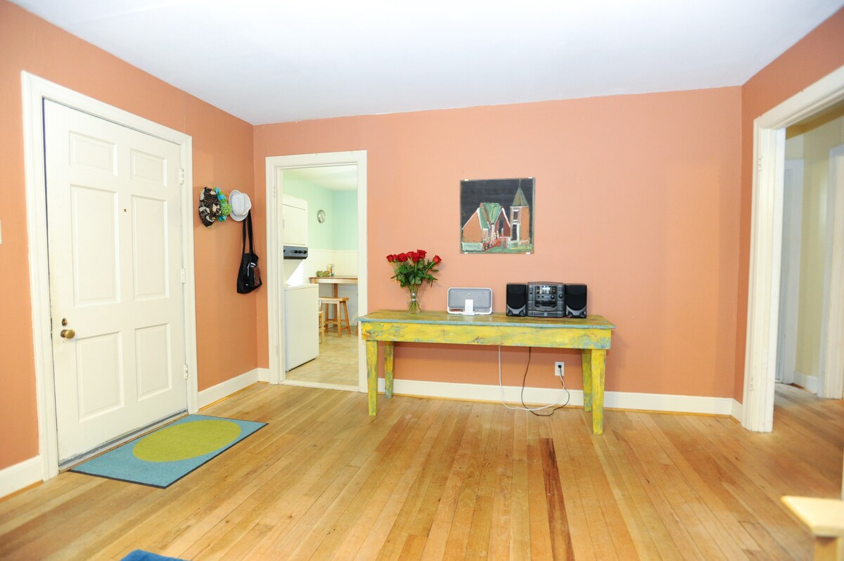 Cute, Cozy Central Austin Bungalow w/ Yard & Deck