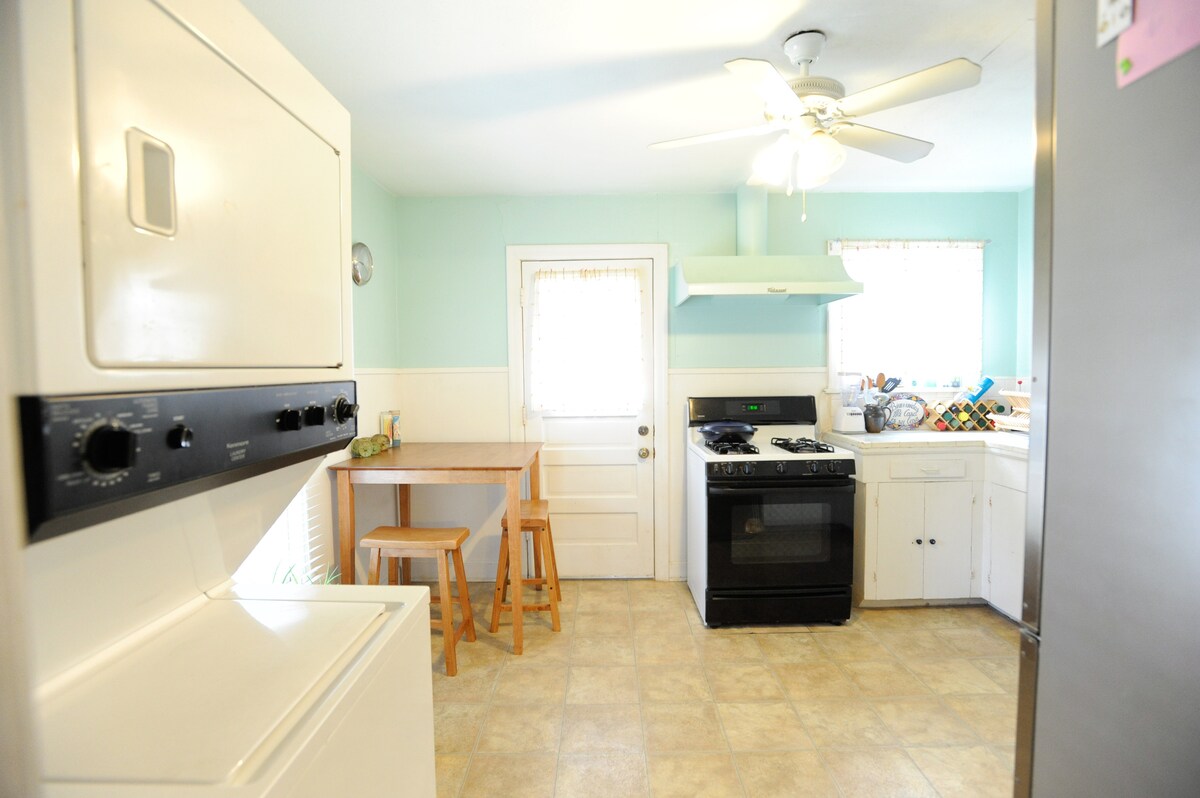 Cute, Cozy Central Austin Bungalow w/ Yard & Deck