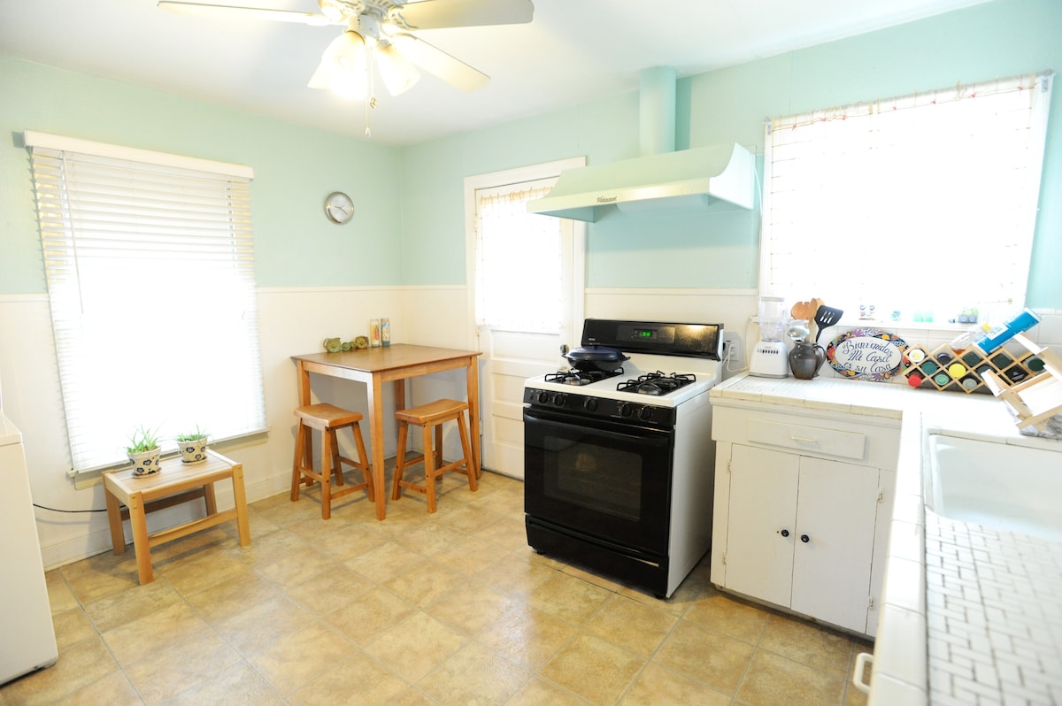 Cute, Cozy Central Austin Bungalow w/ Yard & Deck