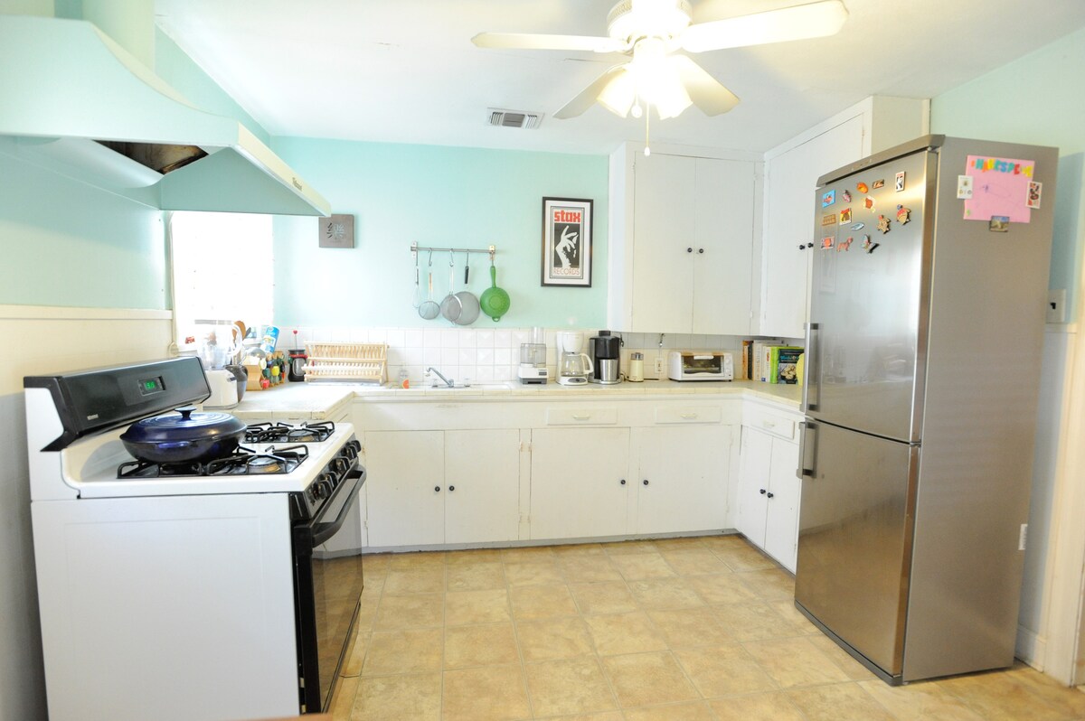 Cute, Cozy Central Austin Bungalow w/ Yard & Deck