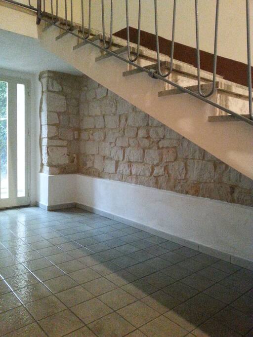 Benito's entrance hall finished in natural Modican stone.