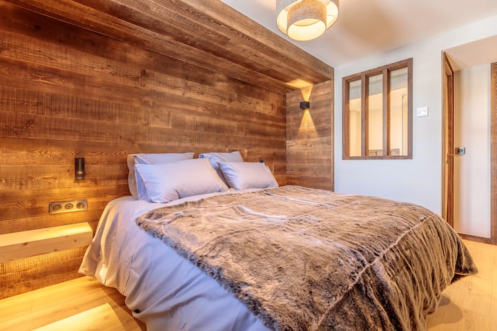 غرفة النوم 4 والحمام الذي يحتوي على دش ومرحاض.