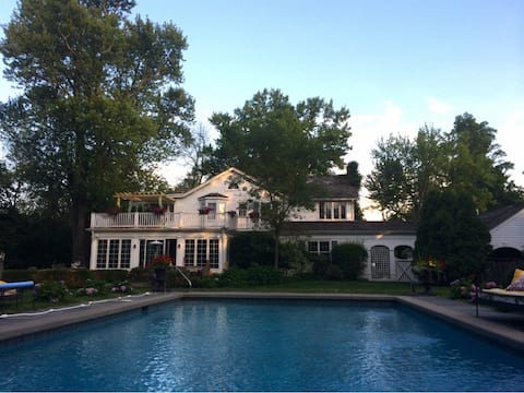 Beautiful 137 Year Old Farm Home (3night min)