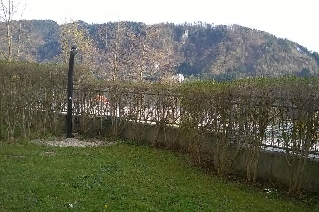 Garten mit Gartendusche