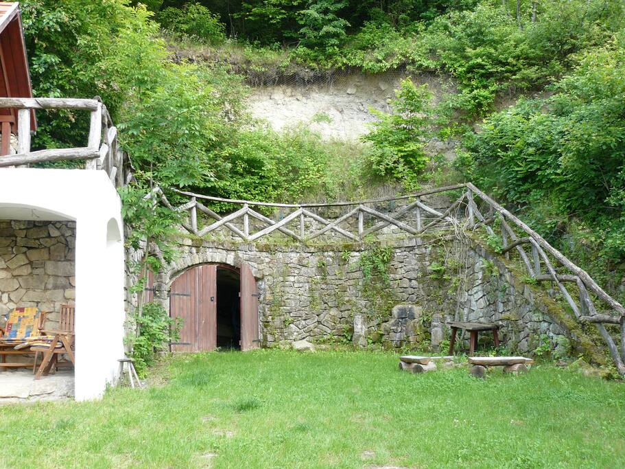 udvar a garázzsal és a pincelejárattal // our garden with the garage and the cellar.