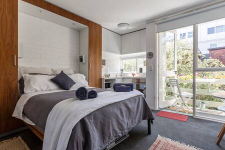 Melbourne Studio (self check in) *Self contained*