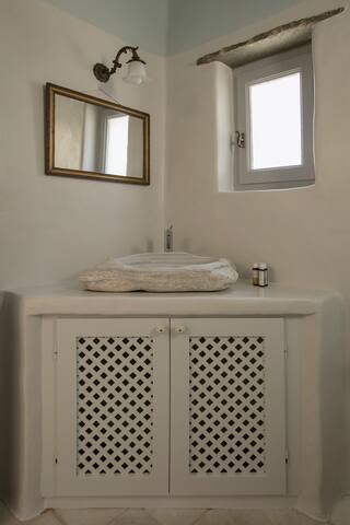 Peristeronas house – Comfort by the sea gallery image 5