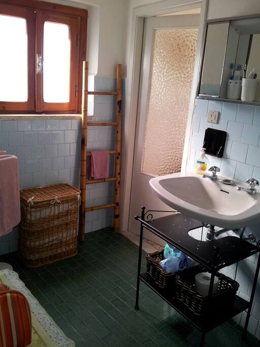 bagno essenziale e confortevole