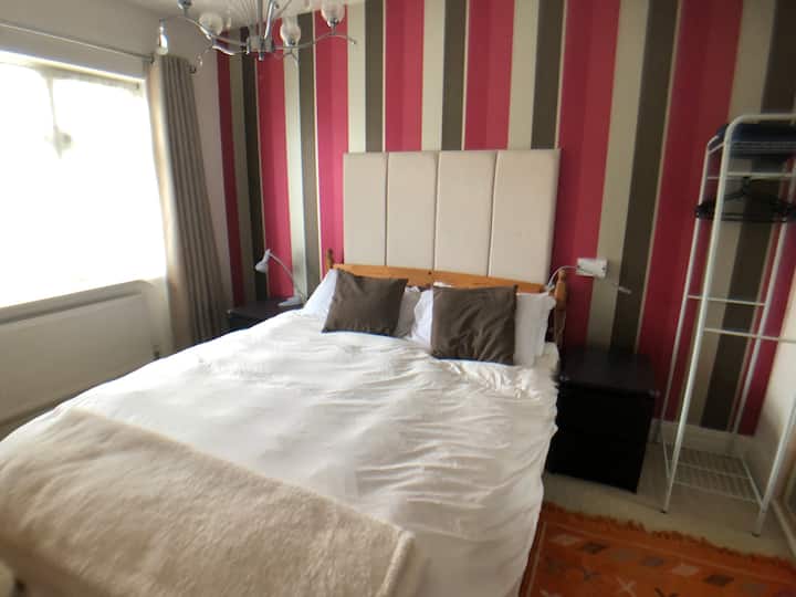 ห้องนอนใหญ่มีทีวีที่เก็บของและพื้นที่แขวน นอกจากนี้ยังมีห้องน้ำในตัว