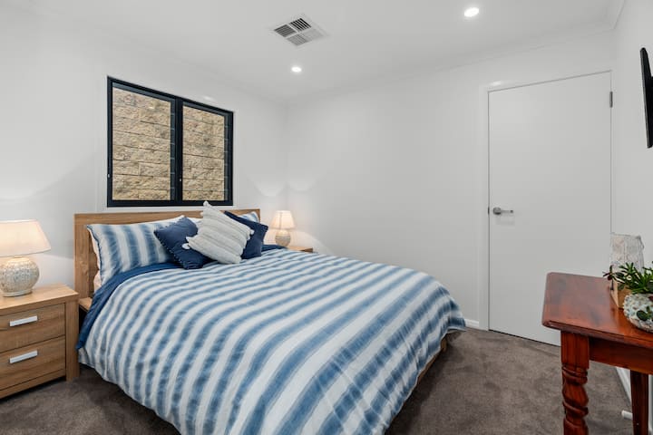 提供标准双人床和床上用品