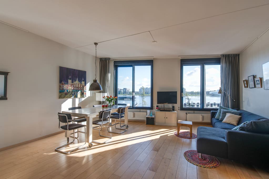 The living room with a view on the IJ river.